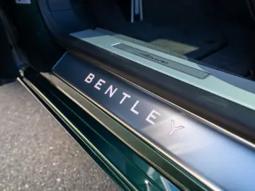 Flying Spur Azure V8  Naim  Rotating Display