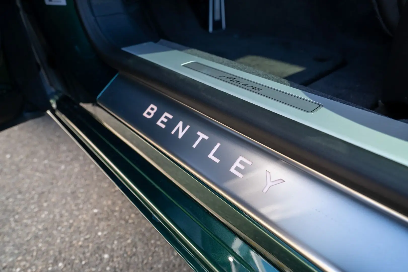 Flying Spur Azure V8  Naim  Rotating Display