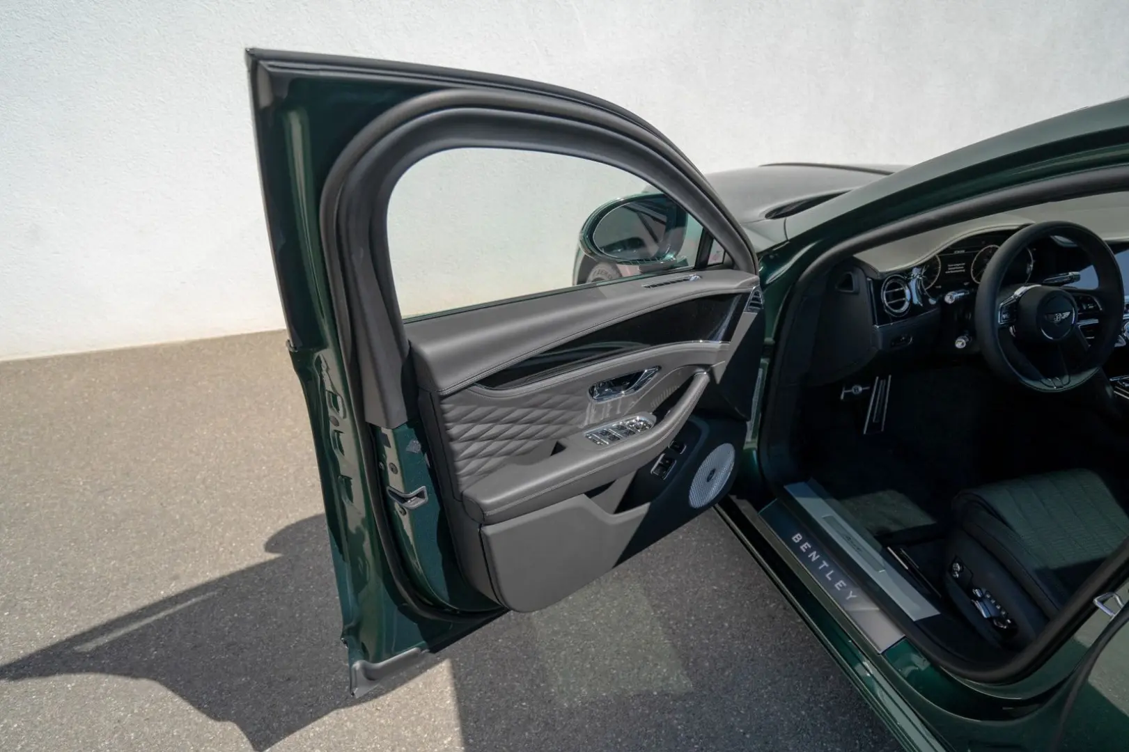 Flying Spur Azure V8  Naim  Rotating Display