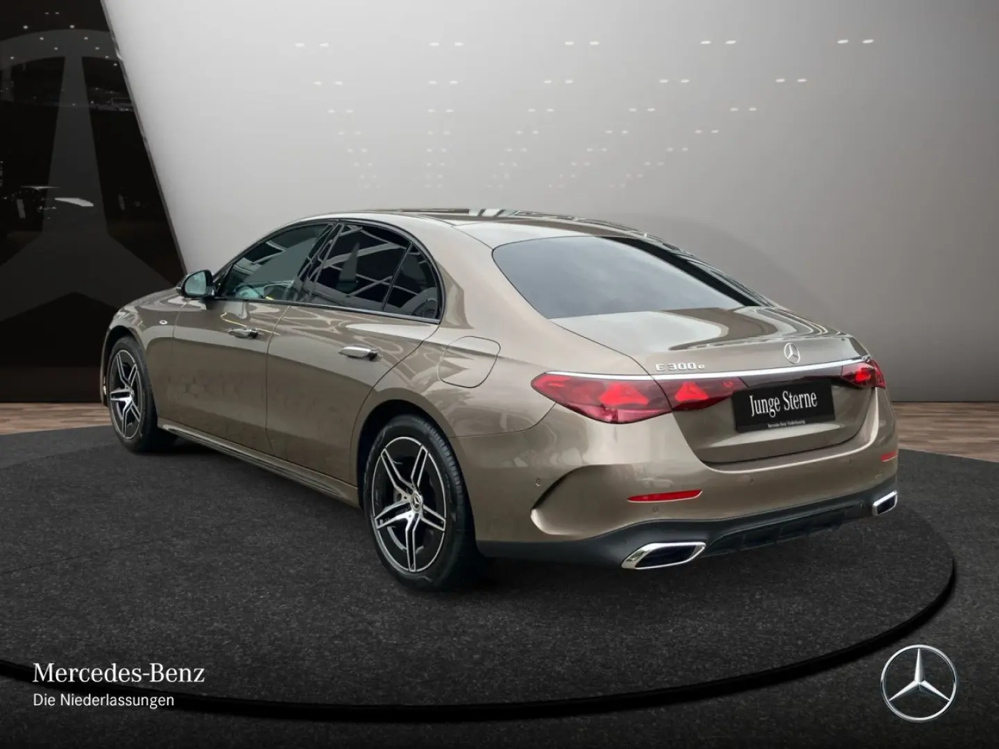 E 300 e AMG Advanced AHK NIGHT DISTR KEY 19  LED