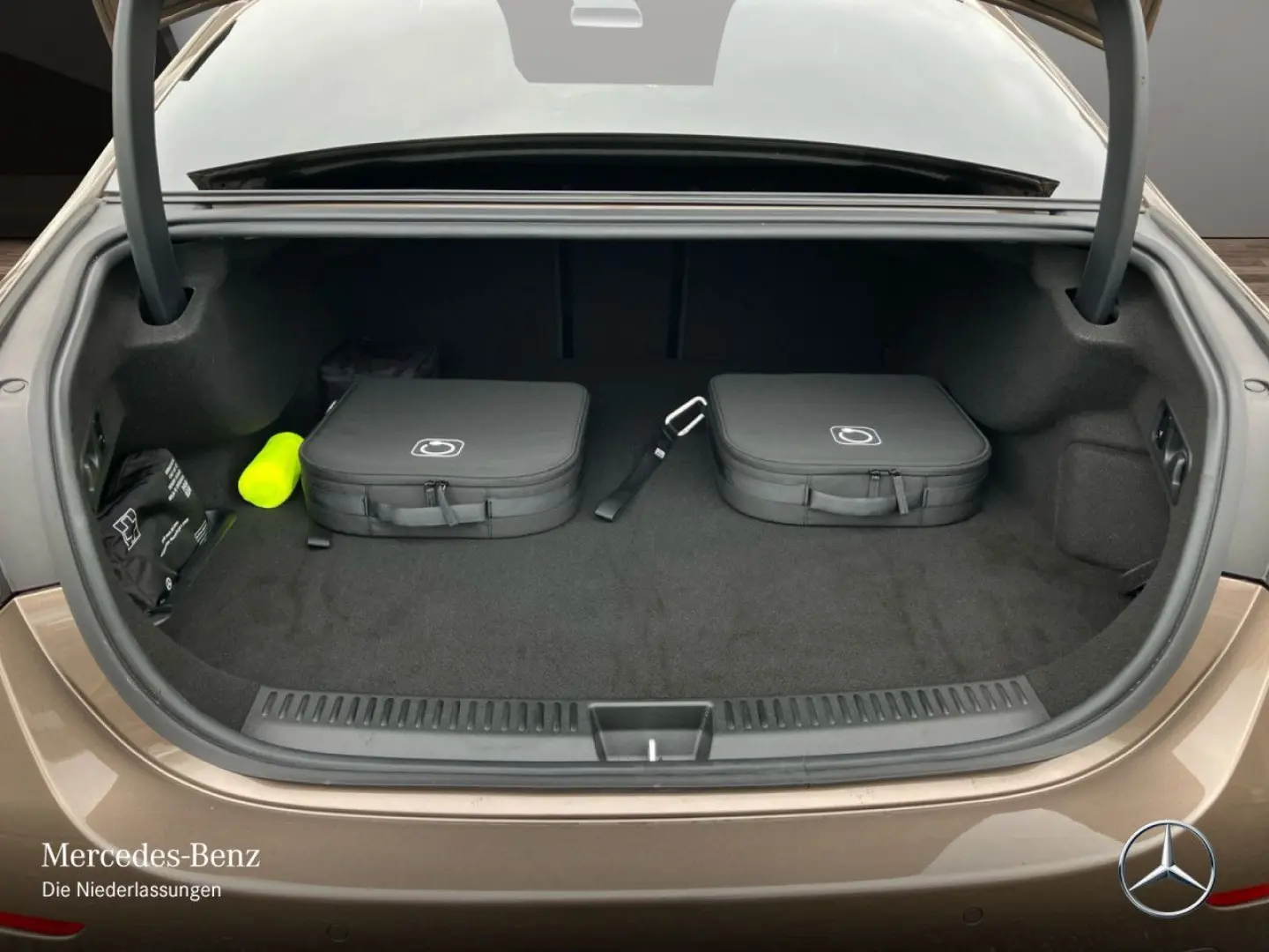 E 300 e AMG Advanced AHK NIGHT DISTR KEY 19  LED