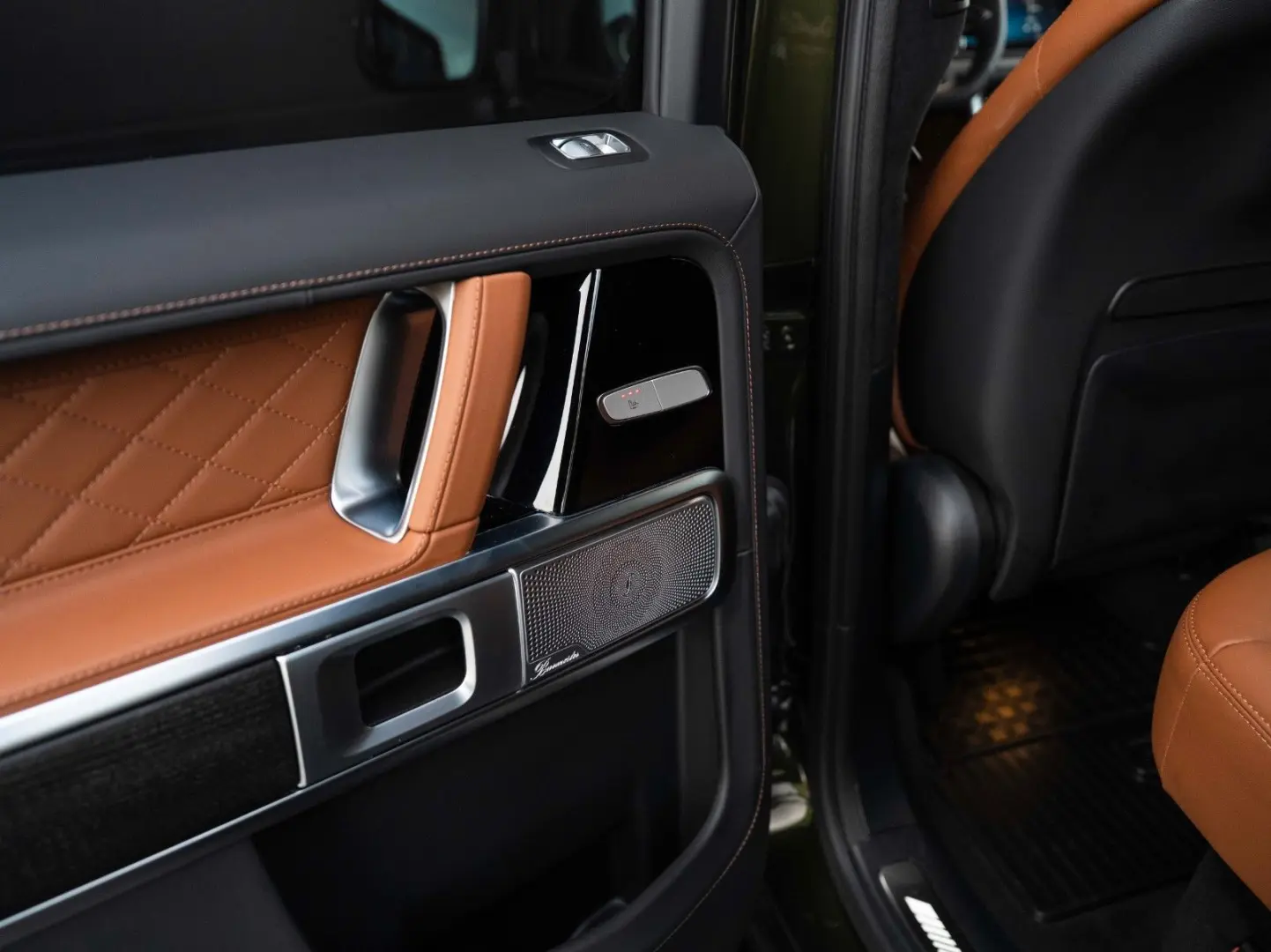 G 63 AMG  MY25 MANUFAKTUR WOODFLOOR AHK