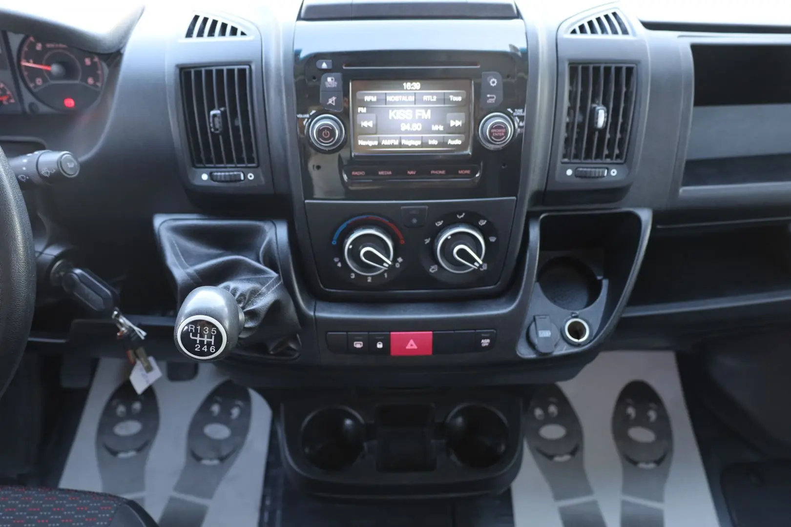 Peugeot Boxer 2.0 130 HP L2H2 cu 7 locuri