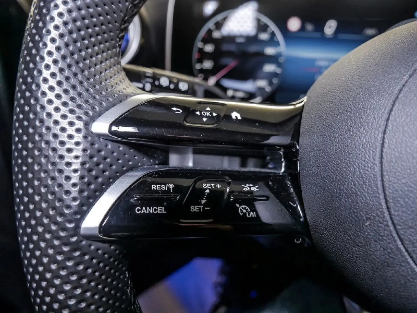 GLC 200 4M   AMG SPUR PANO AHK KAMERA PDC SHZ