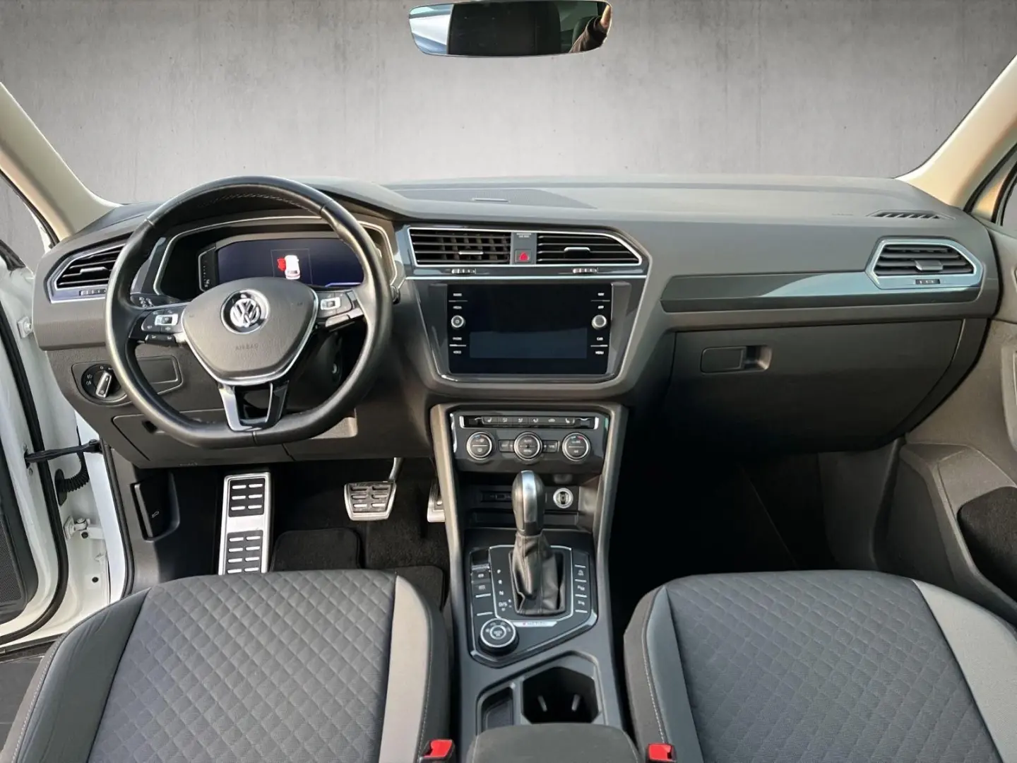 Tiguan 2.0 TDI DSG 4M  PANO  AHK  DIGITAL  17 LM