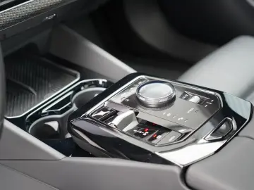 520i M Sport PANO HUD 360 MEMO H&K CARBON AHK