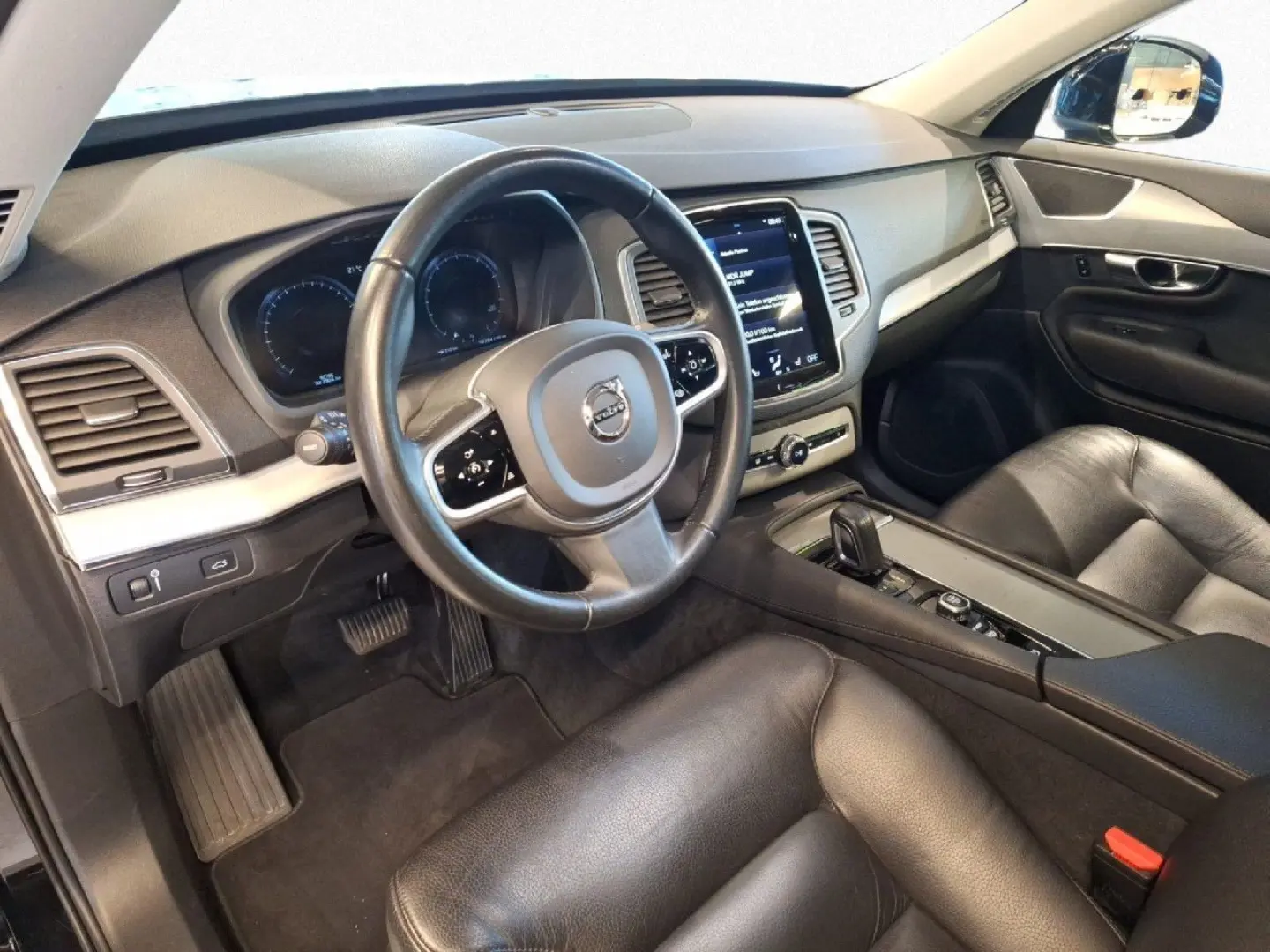 XC90 B5 AWD Momentum Pano SHZ CarPl DAB LED RFK