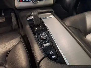 XC90 B5 AWD Momentum Pano SHZ CarPl DAB LED RFK