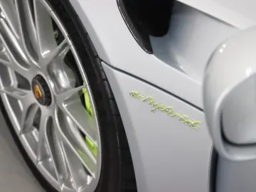 918 Spyder- Weissach Package