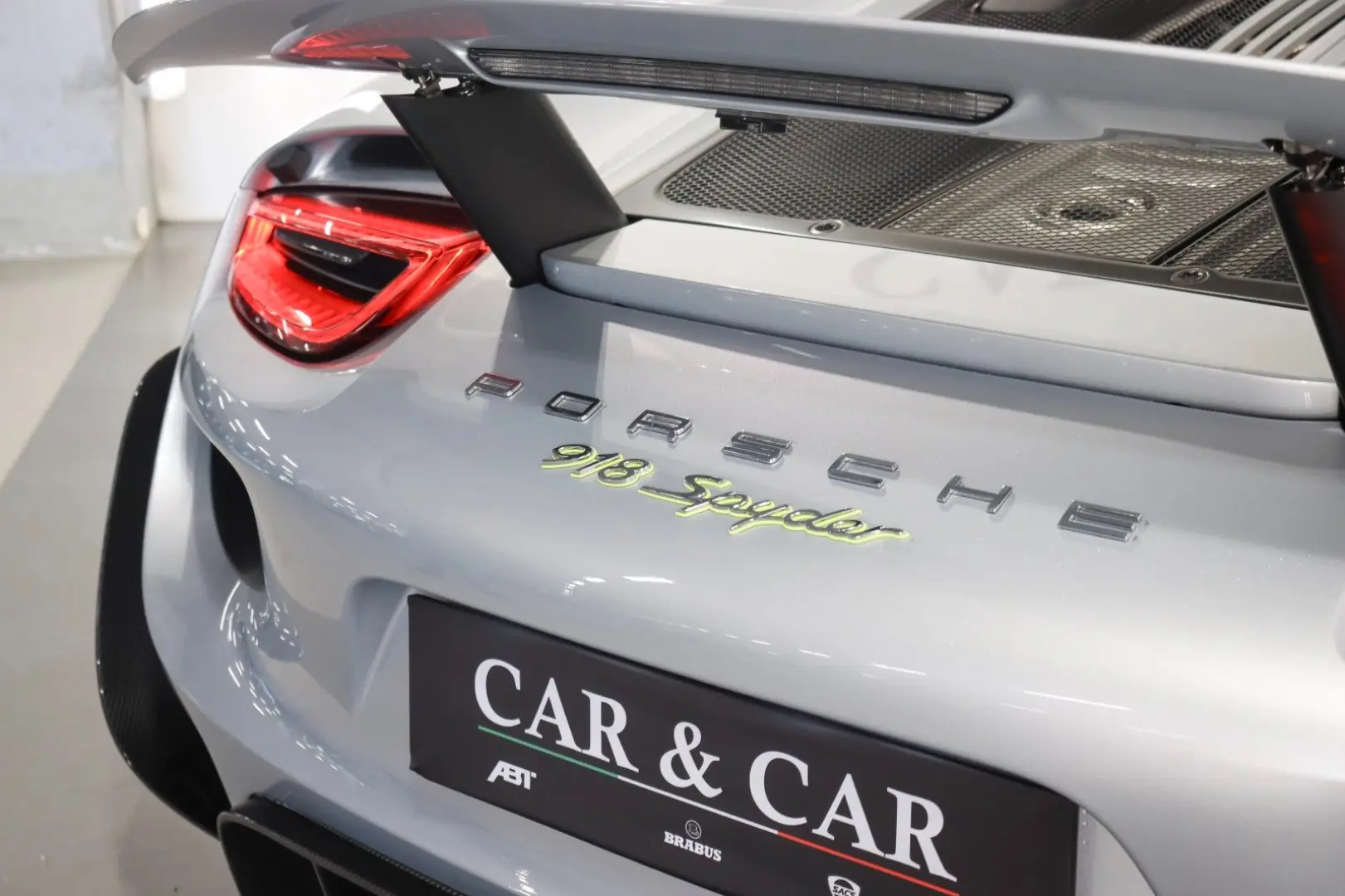 918 Spyder- Weissach Package