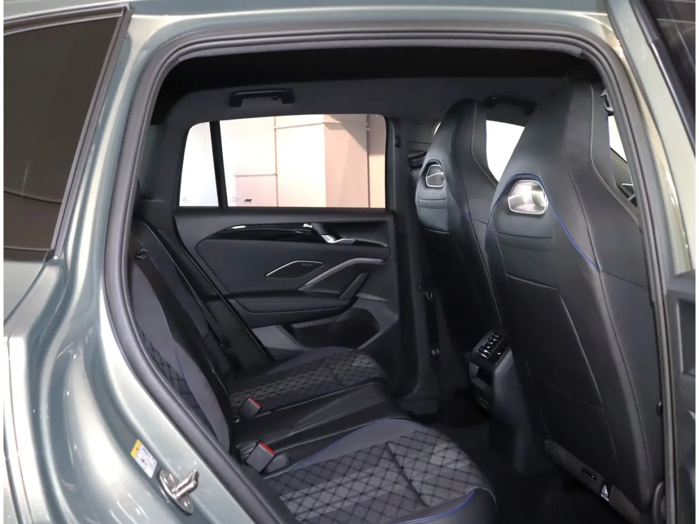 Tiguan 2.0 TDI DSG 4M R-Line   Harman Kardon