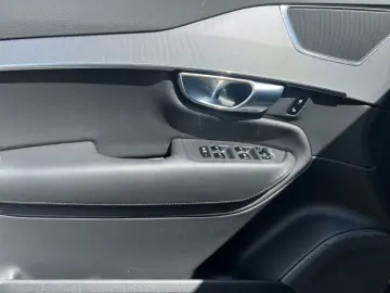 XC90 T8 AWD Plug-in Core Bright LED NAVI KAMERA