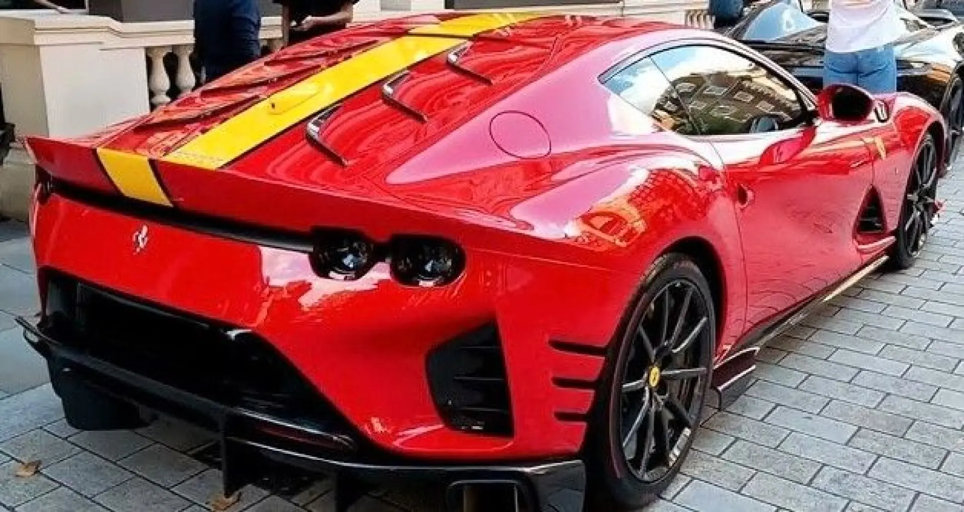 812 COMPETIZIONE RED CORSA ALCANTARA BLACK LIFT