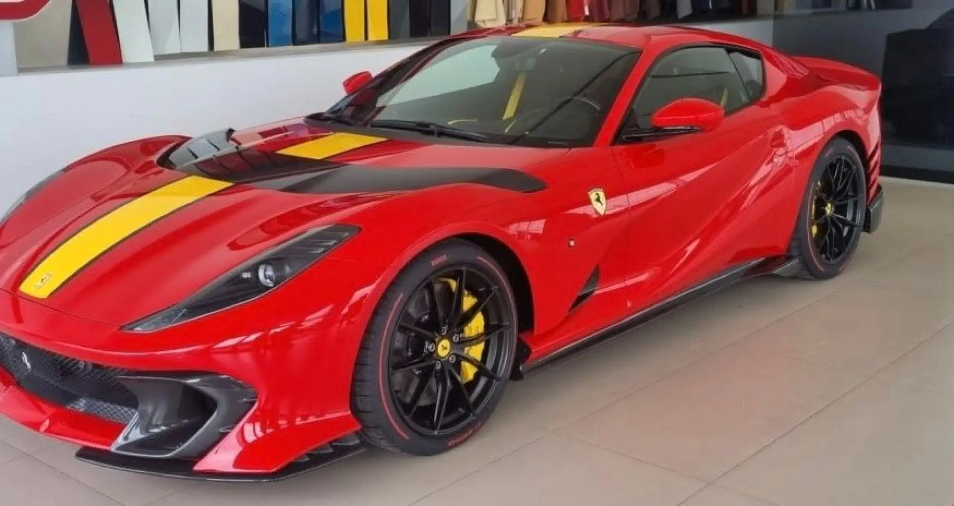 812 COMPETIZIONE RED CORSA ALCANTARA BLACK LIFT