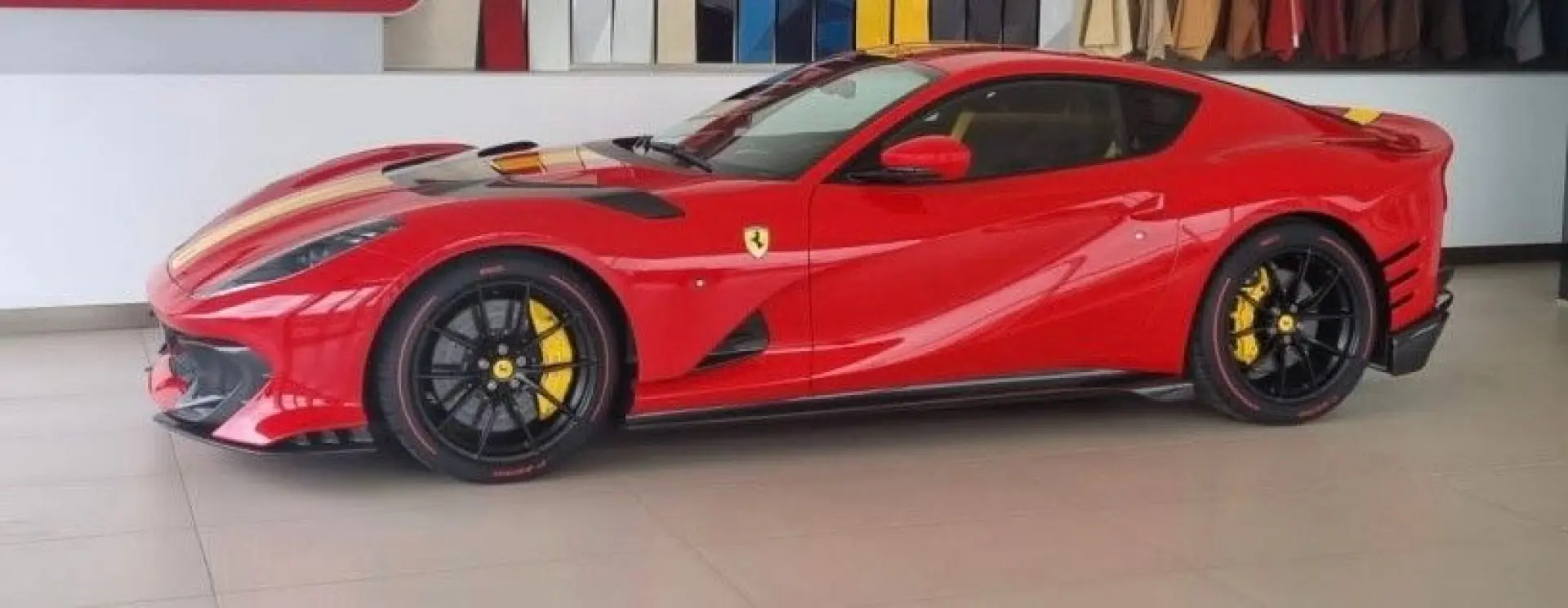 812 COMPETIZIONE RED CORSA ALCANTARA BLACK LIFT