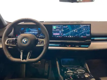 530 e xDrive Lim M Sport Pro  Pano  AHK  21  HUD