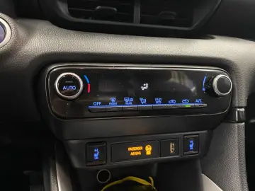 Yaris Hybrid 1.5 Team D  LED Navi Cam CarPlay SH