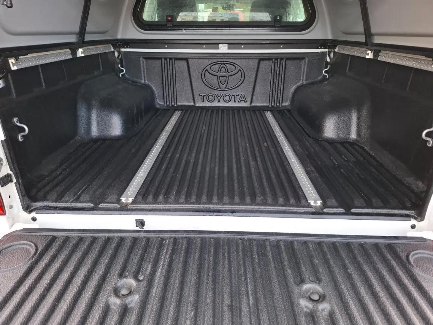 Hilux Double Cab Duty 4x4 HARDTOP Toyota Garant.