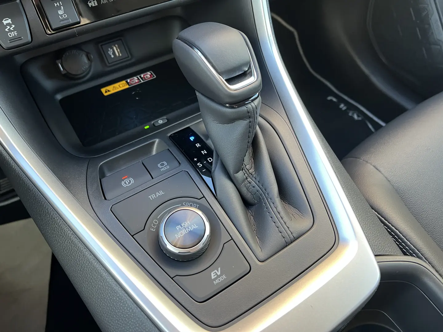 Toyota RAV4 Luxury 2.5 Hybrid CVT  222 CP  Echipare Completă