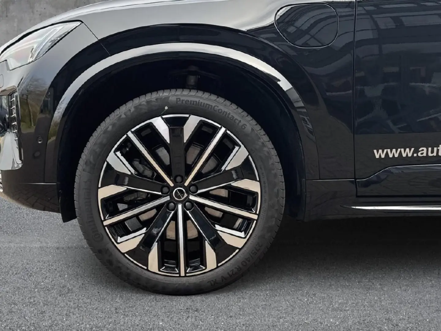 XC90 T8 AWD Ultra Dark Plug-In Hybrid