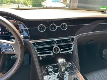 Flying Spur 6.0 W12 1 Hand