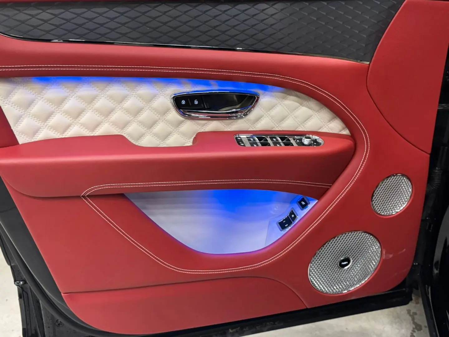 BENTAYGA AZURE DUO TONE MULLINER 4-SEATS FULLY