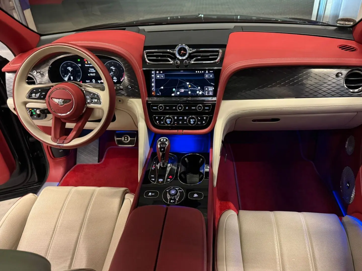 BENTAYGA AZURE DUO TONE MULLINER 4-SEATS FULLY