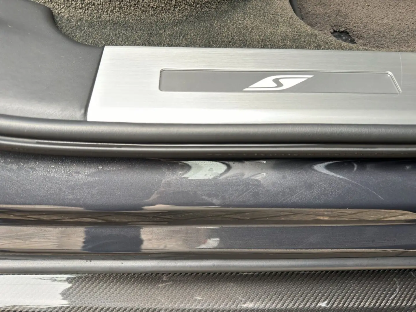 Bentayga V8 S  Carbon   AHK