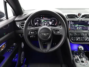 Bentayga 4.0 V8   First Edition   TV hinten   Na