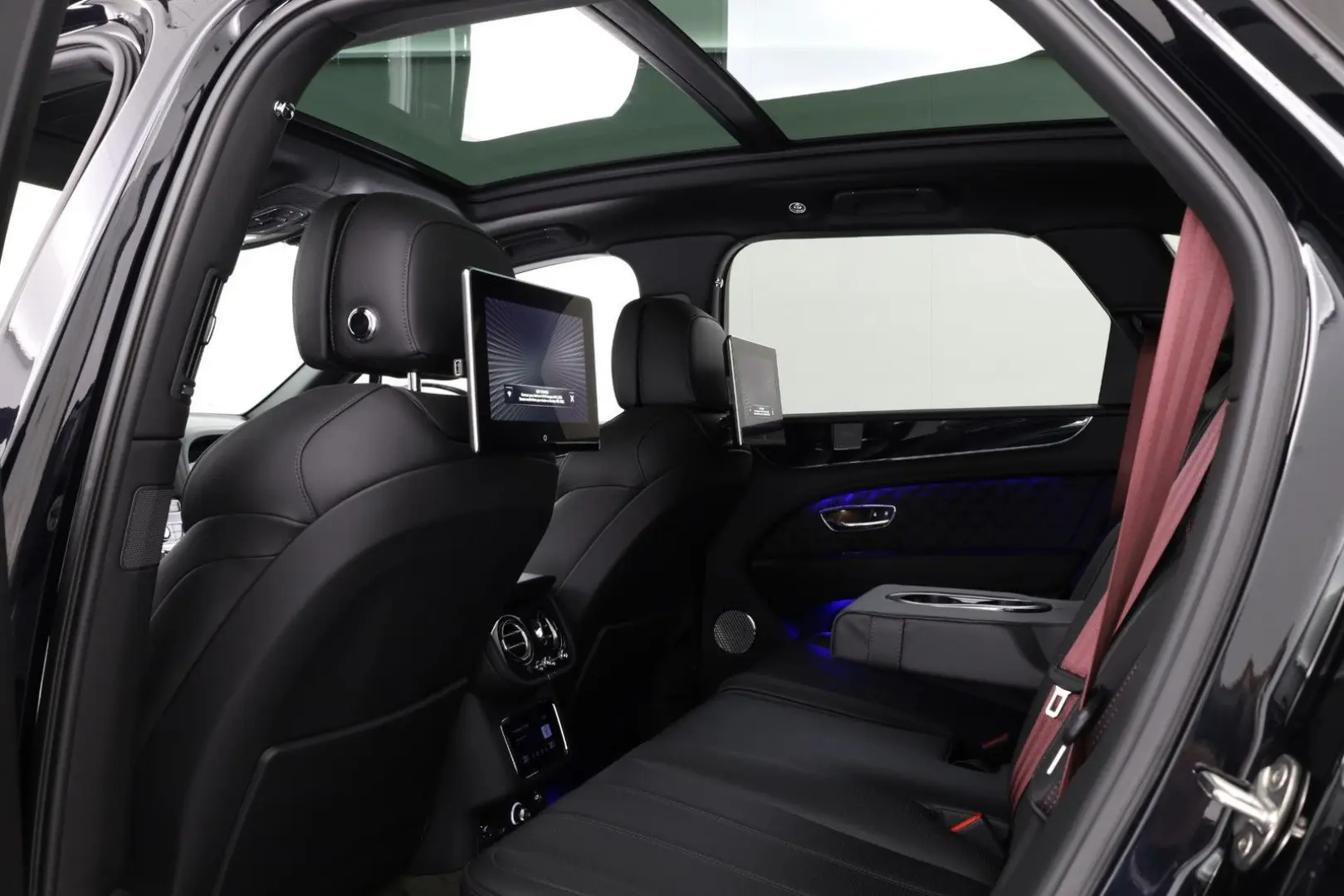 Bentayga 4.0 V8   First Edition   TV hinten   Na