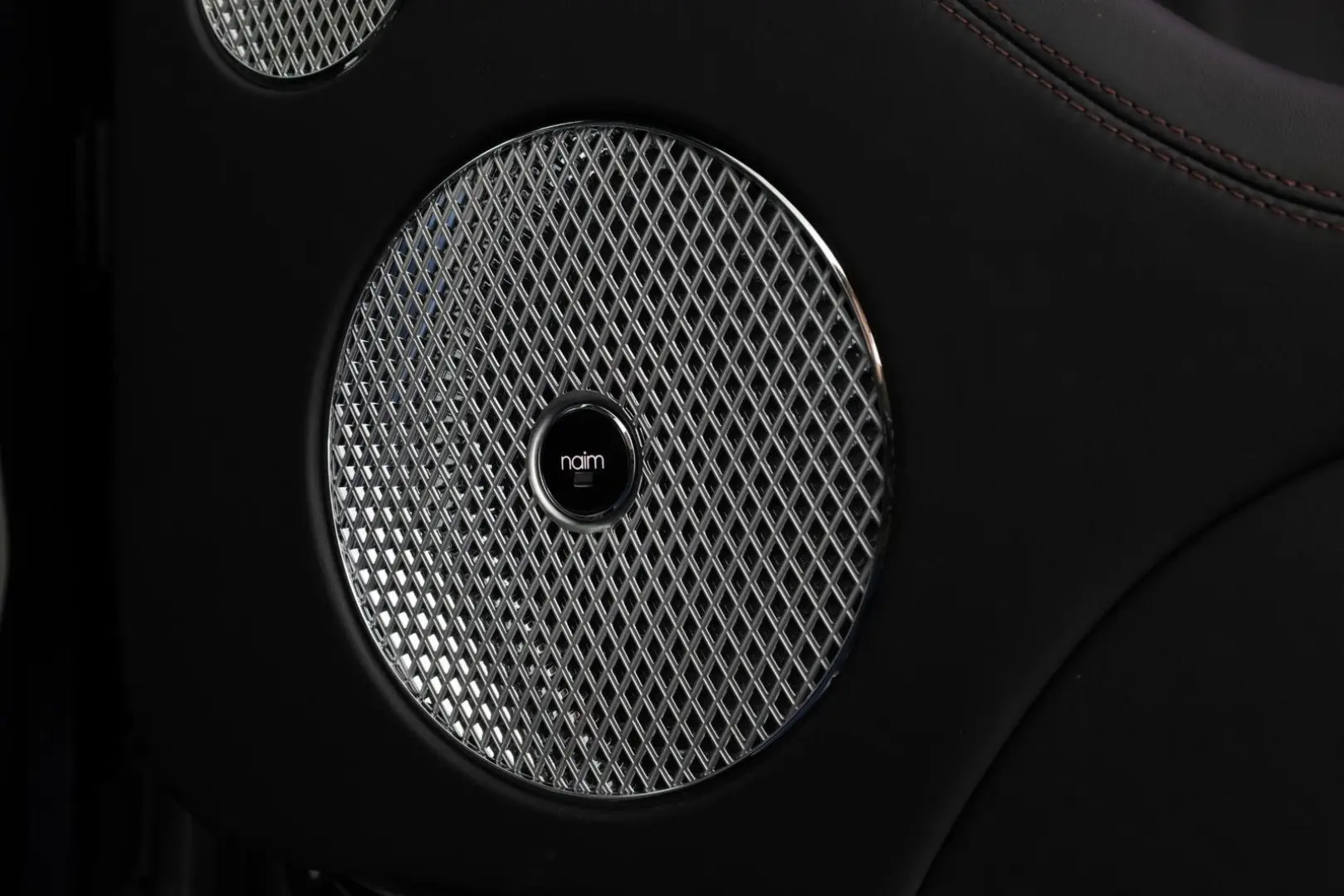 Bentayga 4.0 V8   First Edition   TV hinten   Na