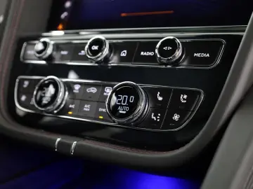 Bentayga 4.0 V8   First Edition   TV hinten   Na