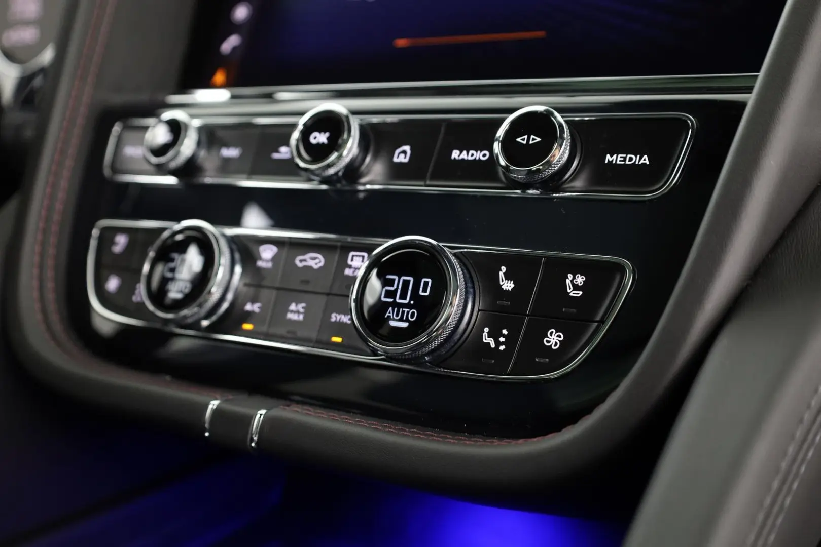 Bentayga 4.0 V8   First Edition   TV hinten   Na