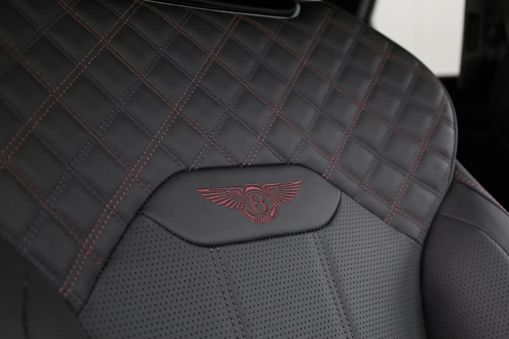 Bentayga 4.0 V8   First Edition   TV hinten   Na