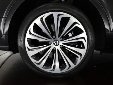 Bentayga 4.0 V8   First Edition   TV hinten   Na