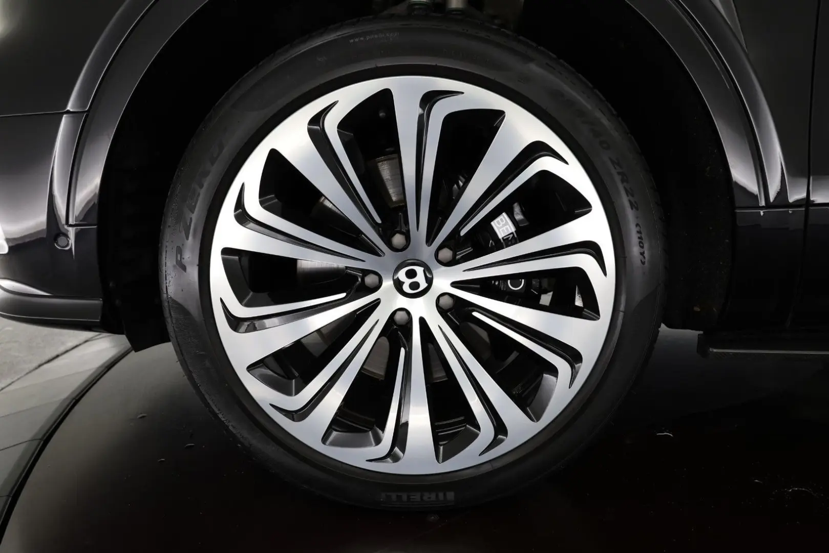 Bentayga 4.0 V8   First Edition   TV hinten   Na