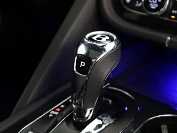 Bentayga 4.0 V8   First Edition   TV hinten   Na