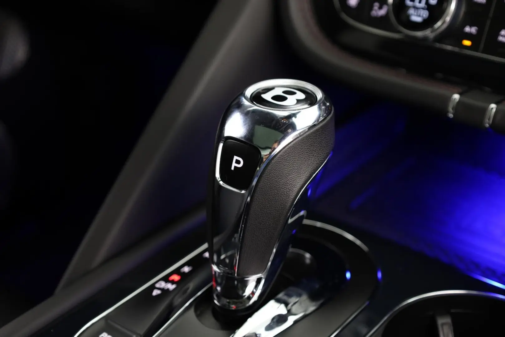 Bentayga 4.0 V8   First Edition   TV hinten   Na