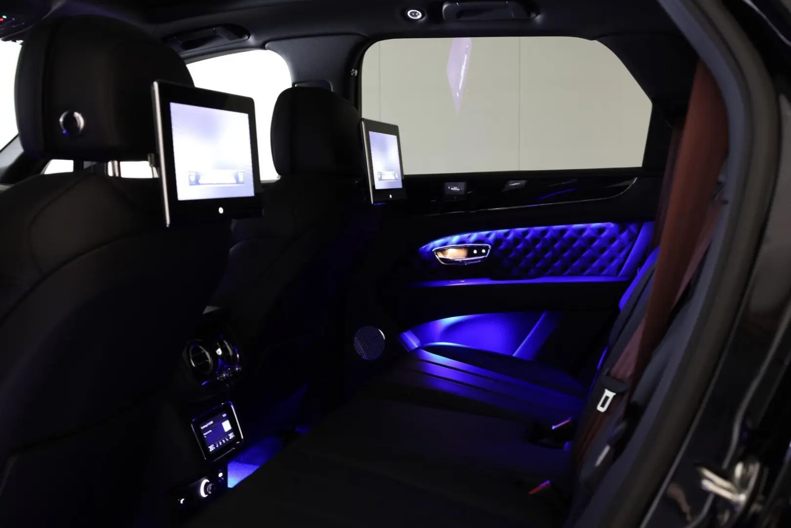 Bentayga 4.0 V8   First Edition   TV hinten   Na