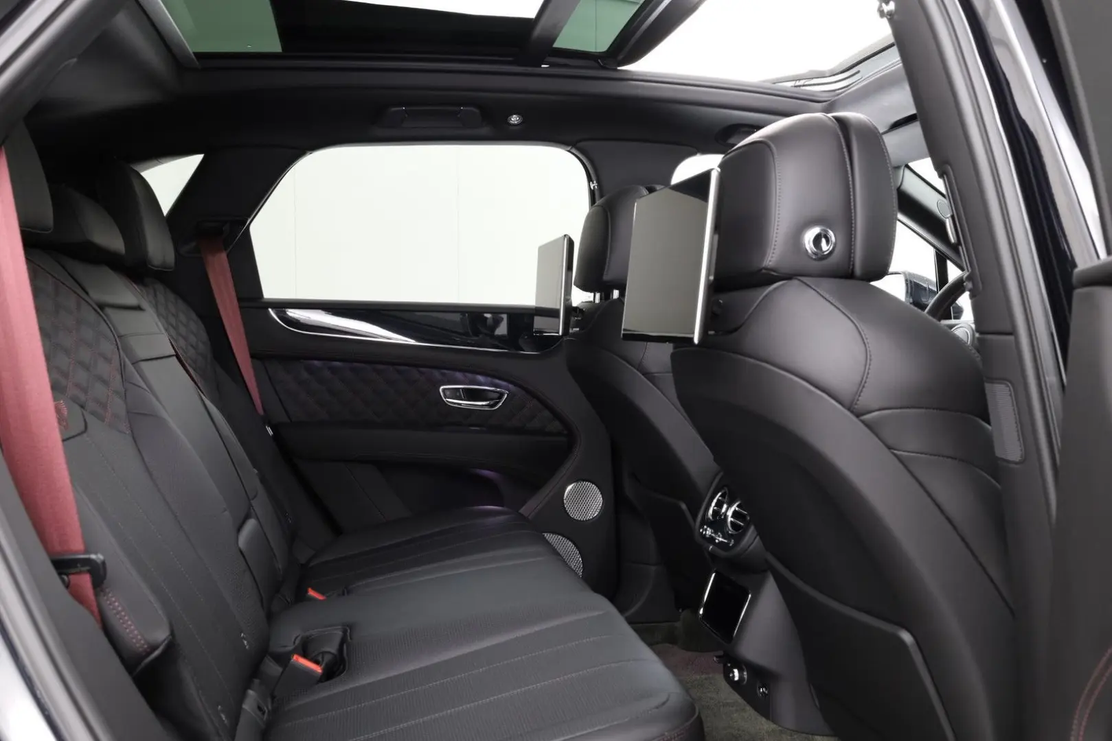 Bentayga 4.0 V8   First Edition   TV hinten   Na