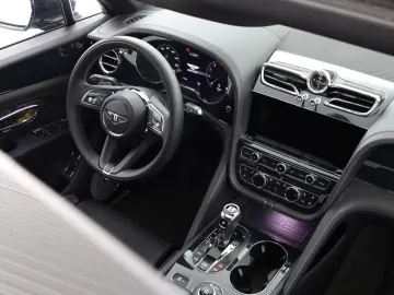 Bentayga 4.0 V8   First Edition   TV hinten   Na