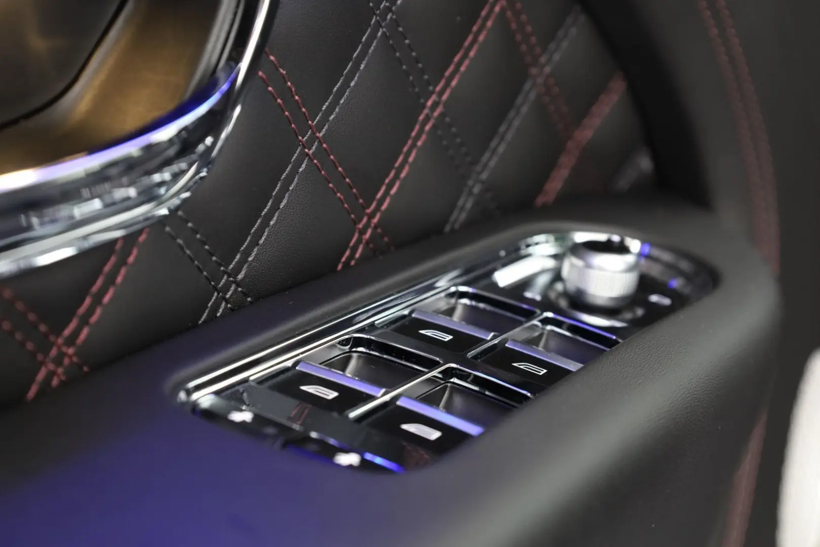 Bentayga 4.0 V8   First Edition   TV hinten   Na