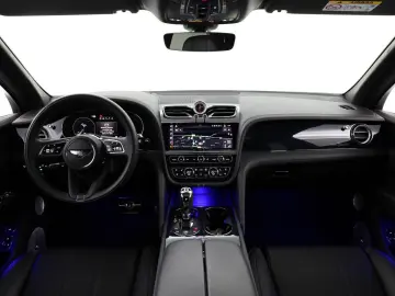 Bentayga 4.0 V8   First Edition   TV hinten   Na
