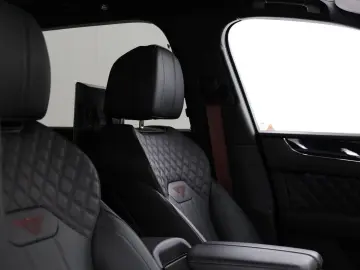 Bentayga 4.0 V8   First Edition   TV hinten   Na