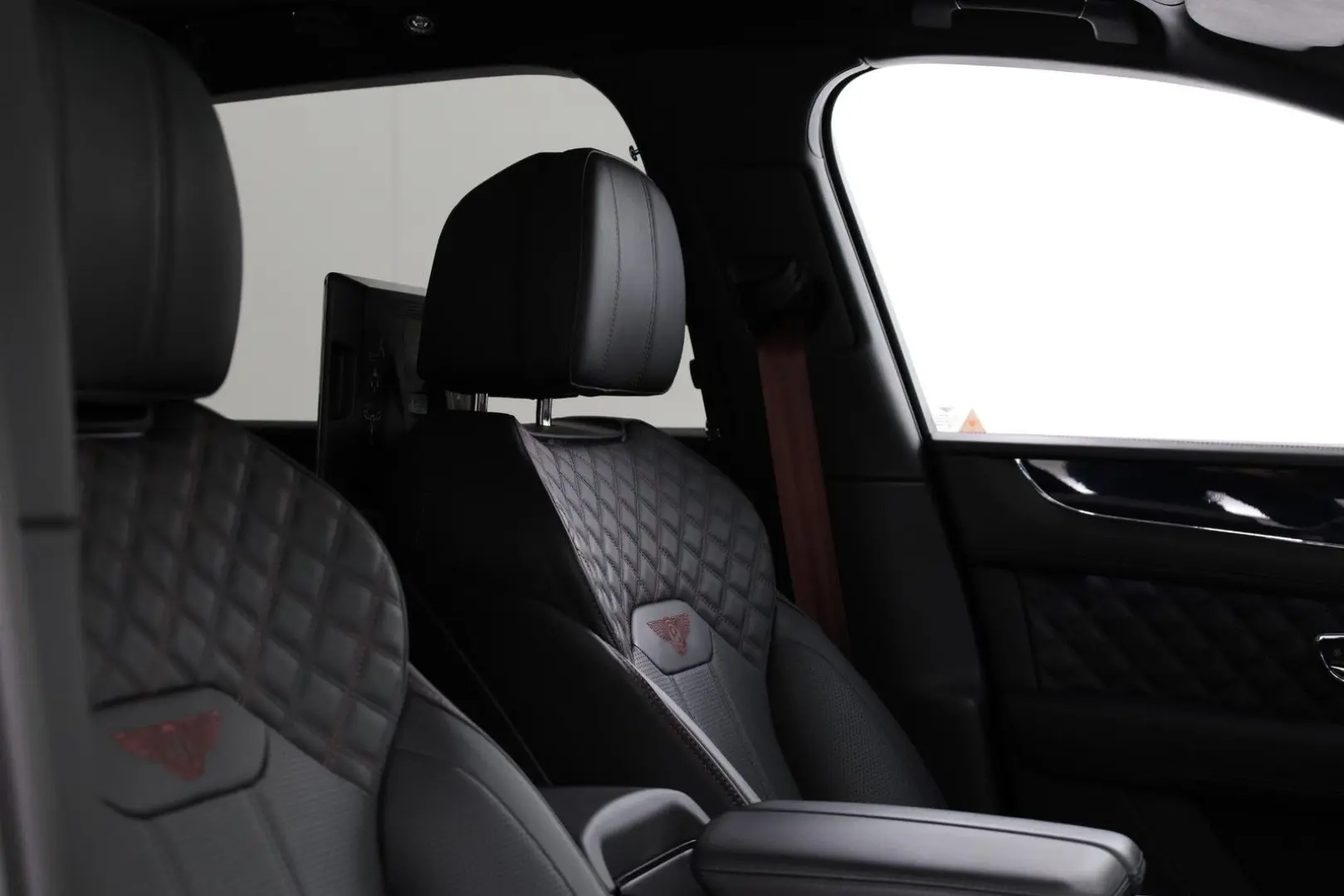 Bentayga 4.0 V8   First Edition   TV hinten   Na