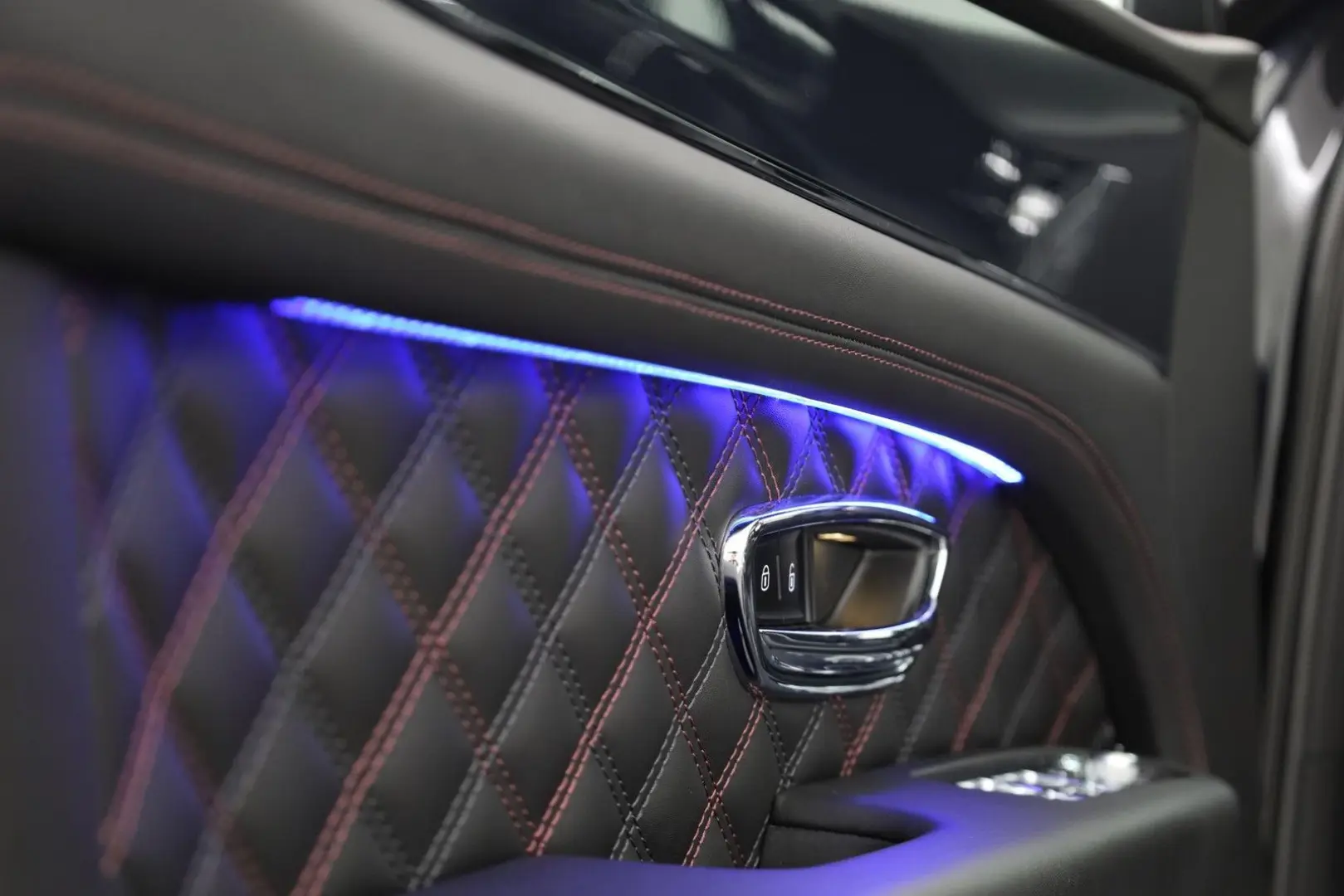 Bentayga 4.0 V8   First Edition   TV hinten   Na