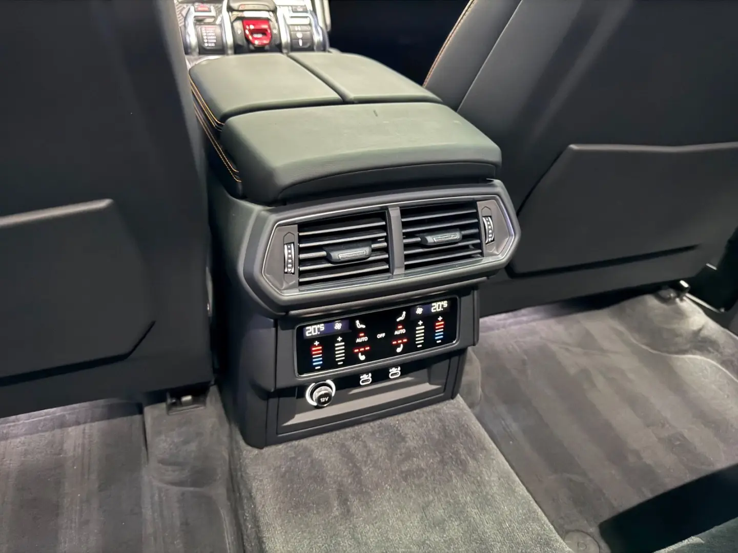 URUS 4.0 V8 CARBON ADAS MASSAGE PANO 23