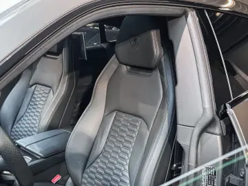 Urus Cabon RearSeat B&O
