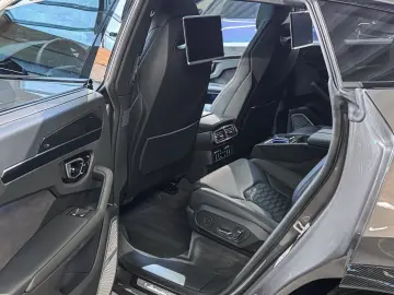 Urus Cabon RearSeat B&O