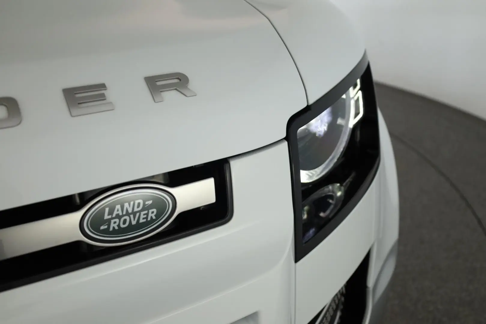 Defender 130 D300 AWD First Edition